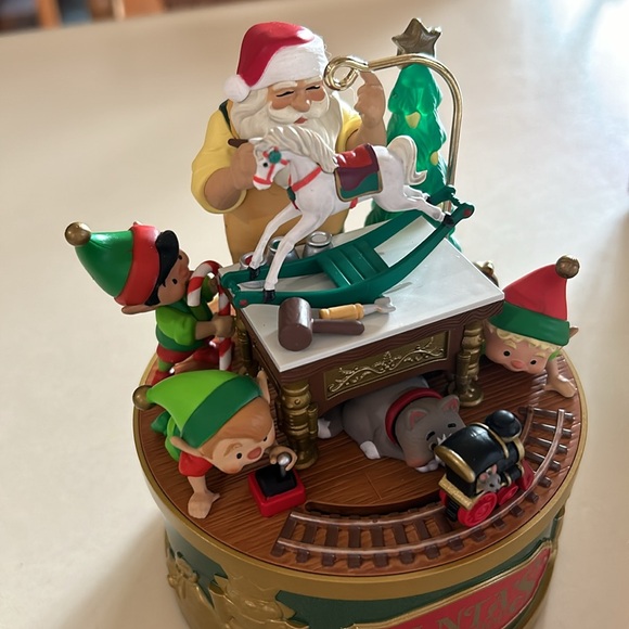 Hallmark keepsake Santa‘s workshop wonders light sound motion 2022 ornament - Picture 5 of 6